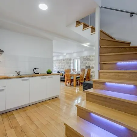 Tiana Apartament *