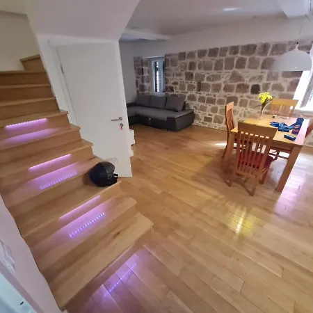 Apartament Tiana *