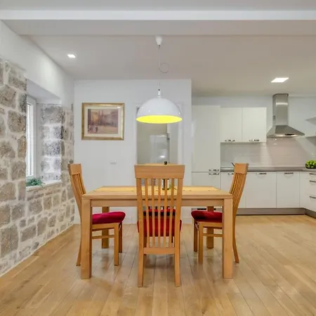 Tiana Apartament *